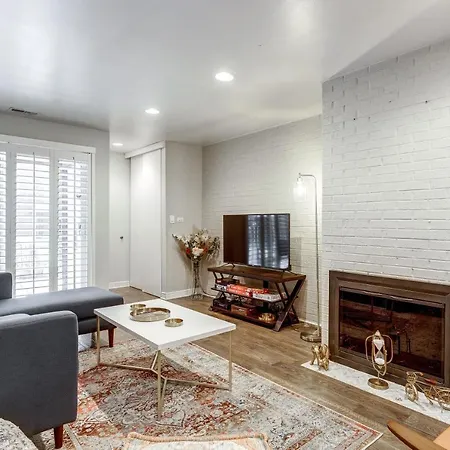 Free Parking! Designed For Work And Play - Perfect For Any Traveler With 2 Work Spaces And Old Town Charm Townhouse