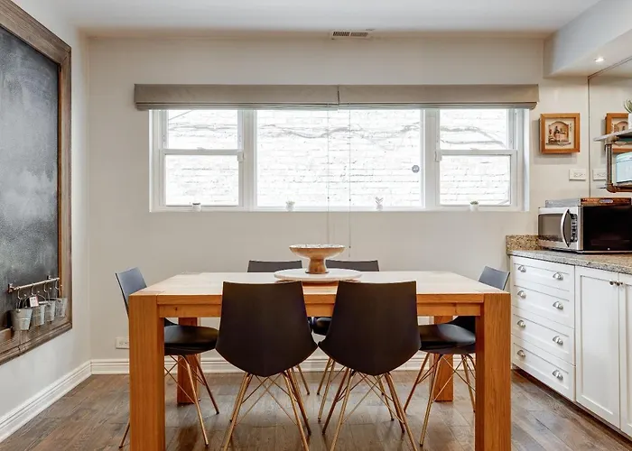 Holiday home Charming & Bright Multilevel Townhome With Parking Chicago