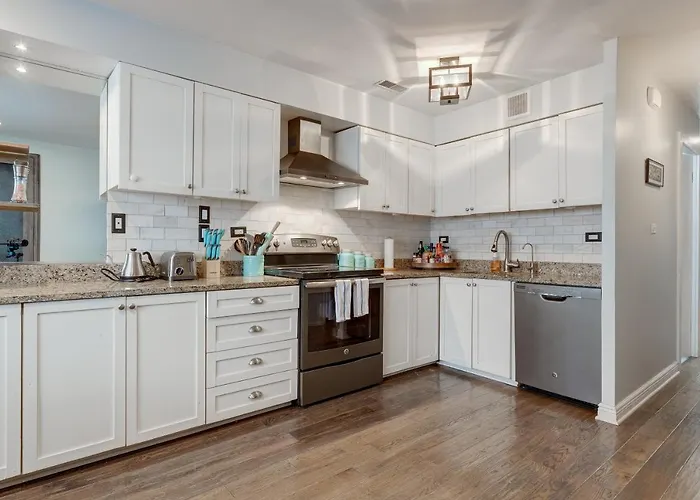 Charming & Bright Multilevel Townhome With Parking Holiday home