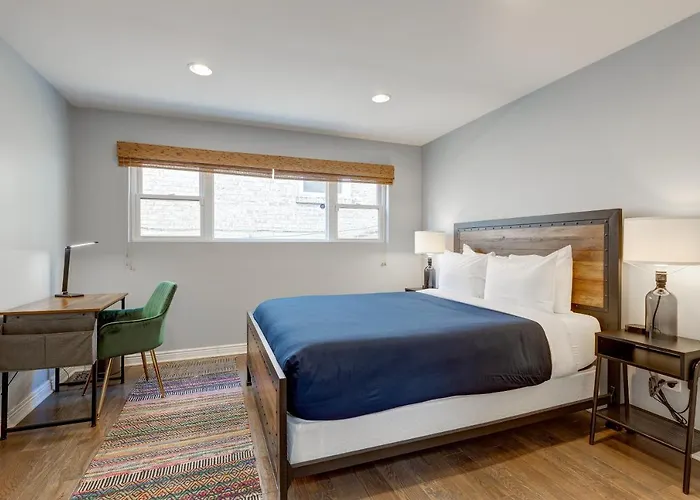 Holiday home Charming & Bright Multilevel Townhome With Parking Chicago