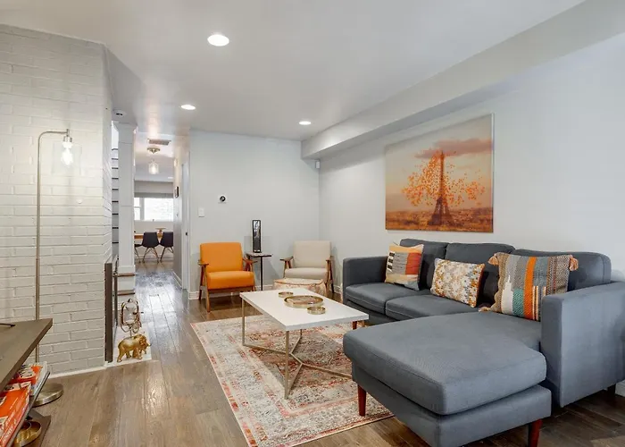 Holiday home Charming & Bright Multilevel Townhome With Parking *