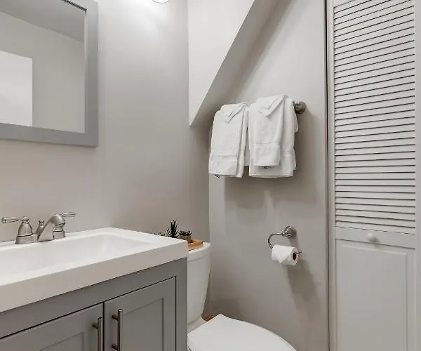 Holiday home Charming & Bright Multilevel Townhome With Parking Chicago