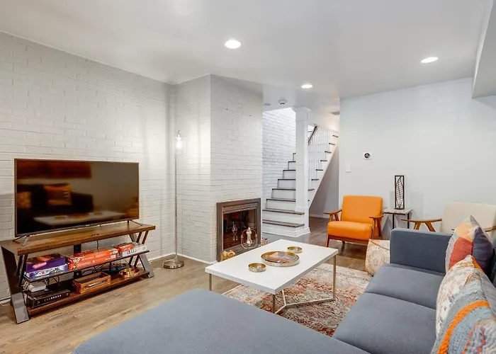 Charming & Bright Multilevel Townhome With Parking Holiday home *