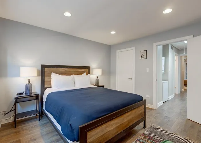 Charming & Bright Multilevel Townhome With Parking Holiday home Chicago