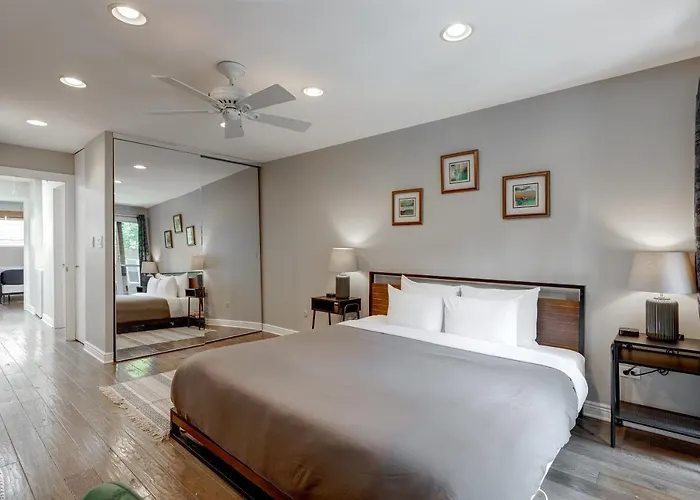 Charming & Bright Multilevel Townhome With Parking *