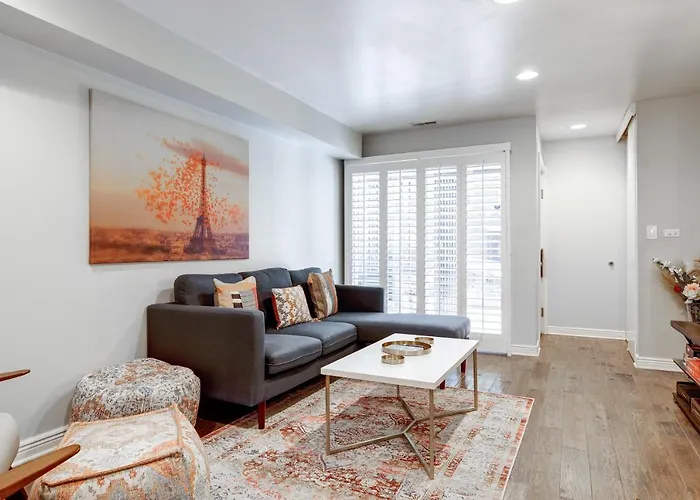Charming & Bright Multilevel Townhome With Parking *