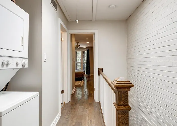 Holiday home Charming & Bright Multilevel Townhome With Parking Chicago