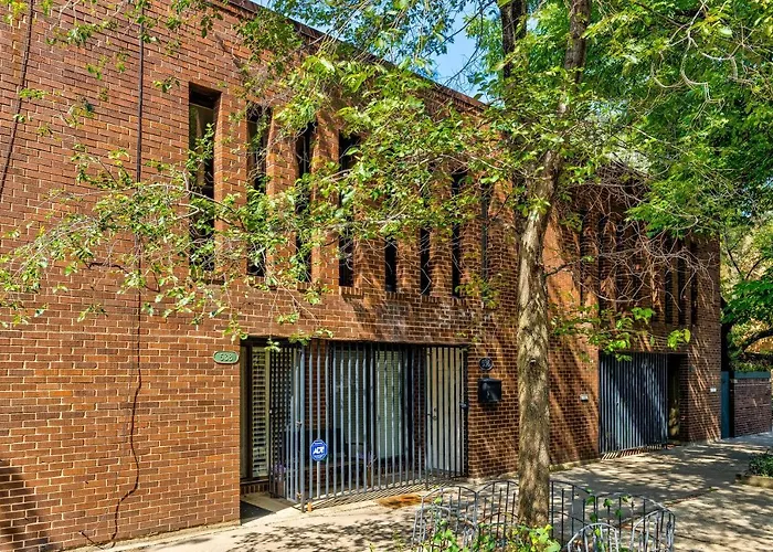 Charming & Bright Multilevel Townhome With Parking Holiday home Chicago