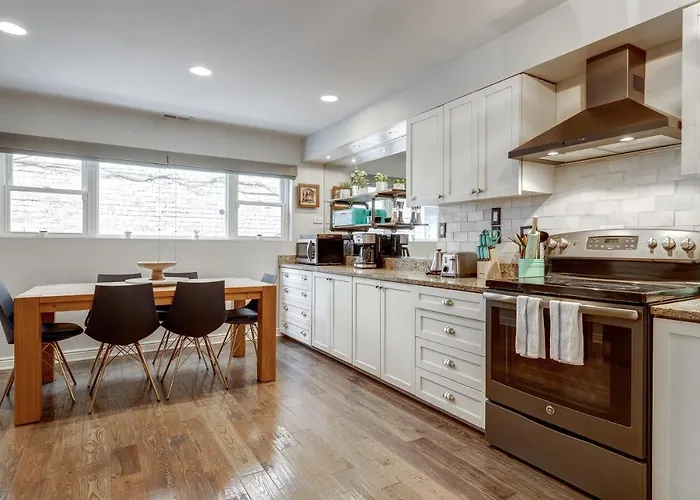 Holiday home Charming & Bright Multilevel Townhome With Parking *