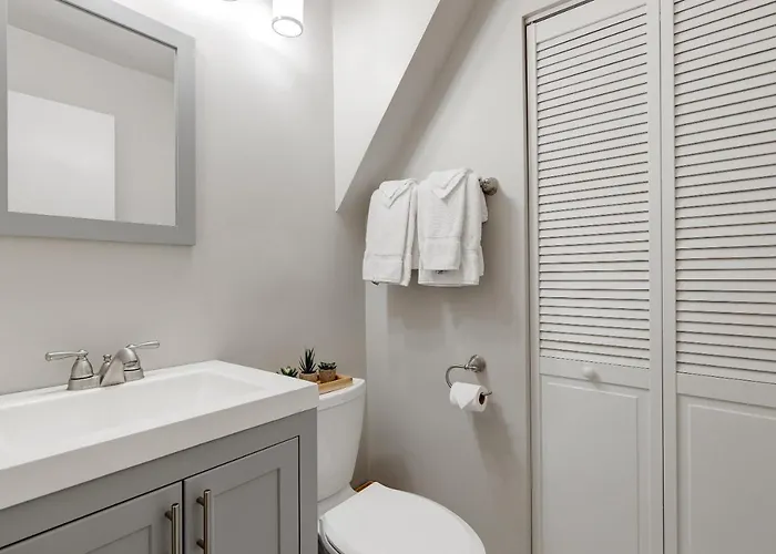 Charming & Bright Multilevel Townhome With Parking