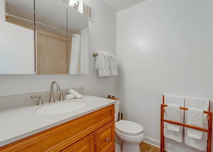 Holiday home Charming & Bright Multilevel Townhome With Parking